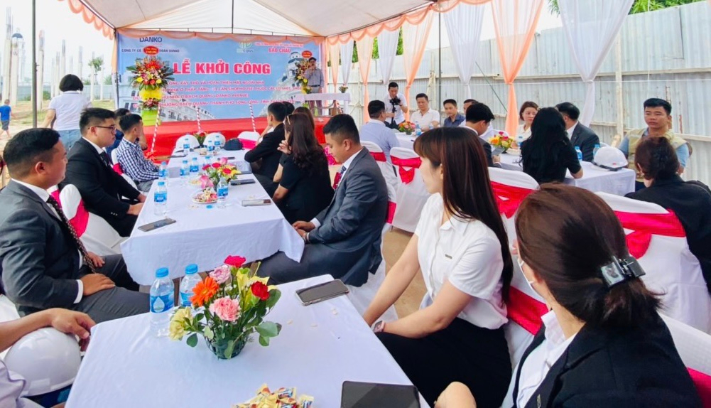 C&aacute;c đại biểu tham dự lễ khởi c&ocirc;ng x&acirc;y dựng c&ocirc;ng tr&igrave;nh&nbsp;