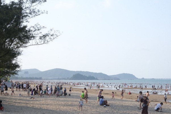 Dịp nghỉ lễ Quốc kh&aacute;nh 2023, to&agrave;n tỉnh Nghệ An đ&oacute;n v&agrave; phục vụ 270 ngh&igrave;n lượt kh&aacute;ch, tăng 35% so với c&ugrave;ng kỳ năm 2022. &nbsp;