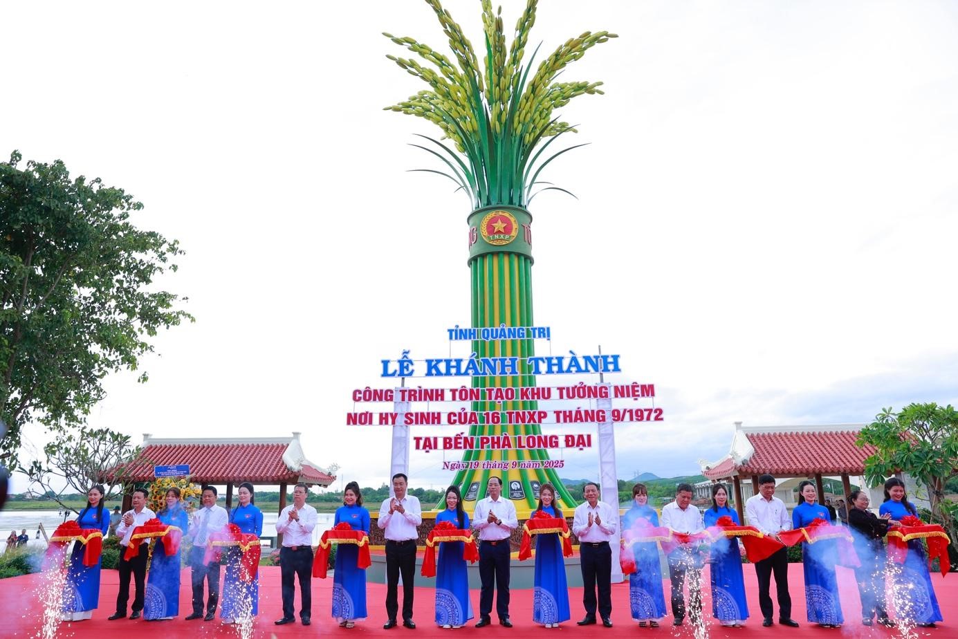 C&aacute;c đại biểu thực hiện nghi thức cắt băng kh&aacute;nh th&agrave;nh.