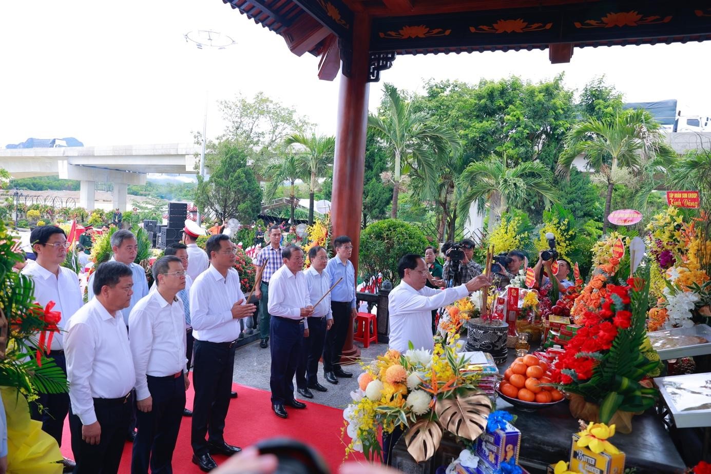 C&aacute;c đại biểu d&acirc;ng hương tưởng niệm c&aacute;c anh h&ugrave;ng liệt sĩ tại sự kiện.