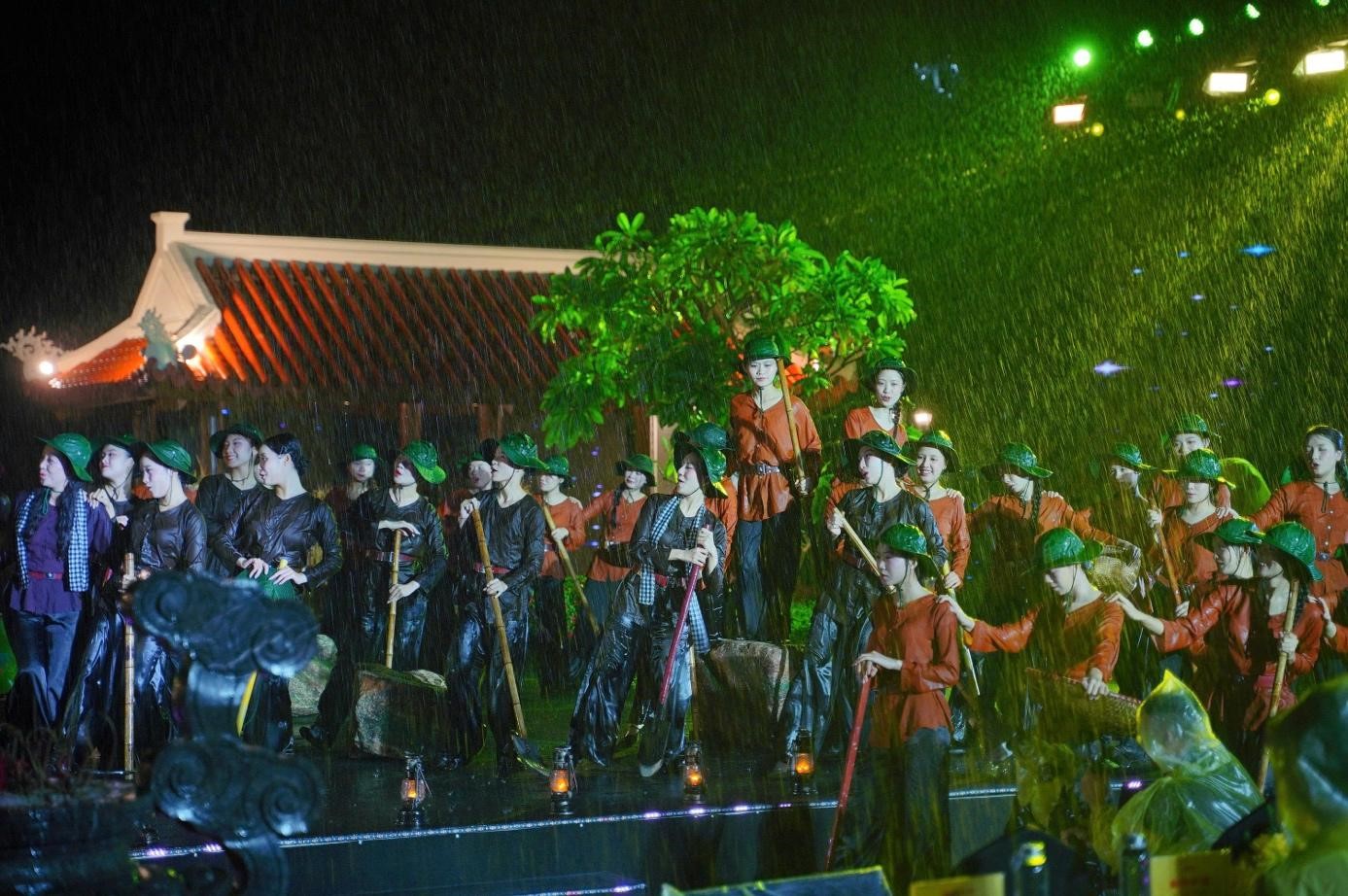 Dưới cơn mưa lớn của th&aacute;ng 9 lịch sử, cảm x&uacute;c của kh&aacute;n giả li&ecirc;n tục được đẩy l&ecirc;n cao tr&agrave;o khi chương tr&igrave;nh t&aacute;i hiện lại sự hy sinh anh dũng của 16 thanh ni&ecirc;n xung phong năm xưa&hellip;