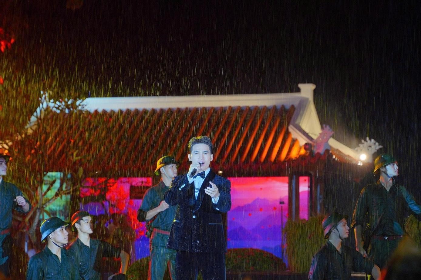 “Lời tri &#226;n – D&#242;ng s&#244;ng hoa lửa”: Đ&#234;m nghệ thuật t&#225;i hiện huyền thoại bến ph&#224; Long Đại - Ảnh 1