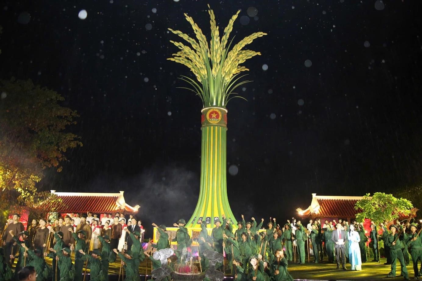 D&ugrave; trời mưa rất to, nhưng kh&aacute;n giả vẫn n&aacute;n lại tới tận cuối chương tr&igrave;nh.