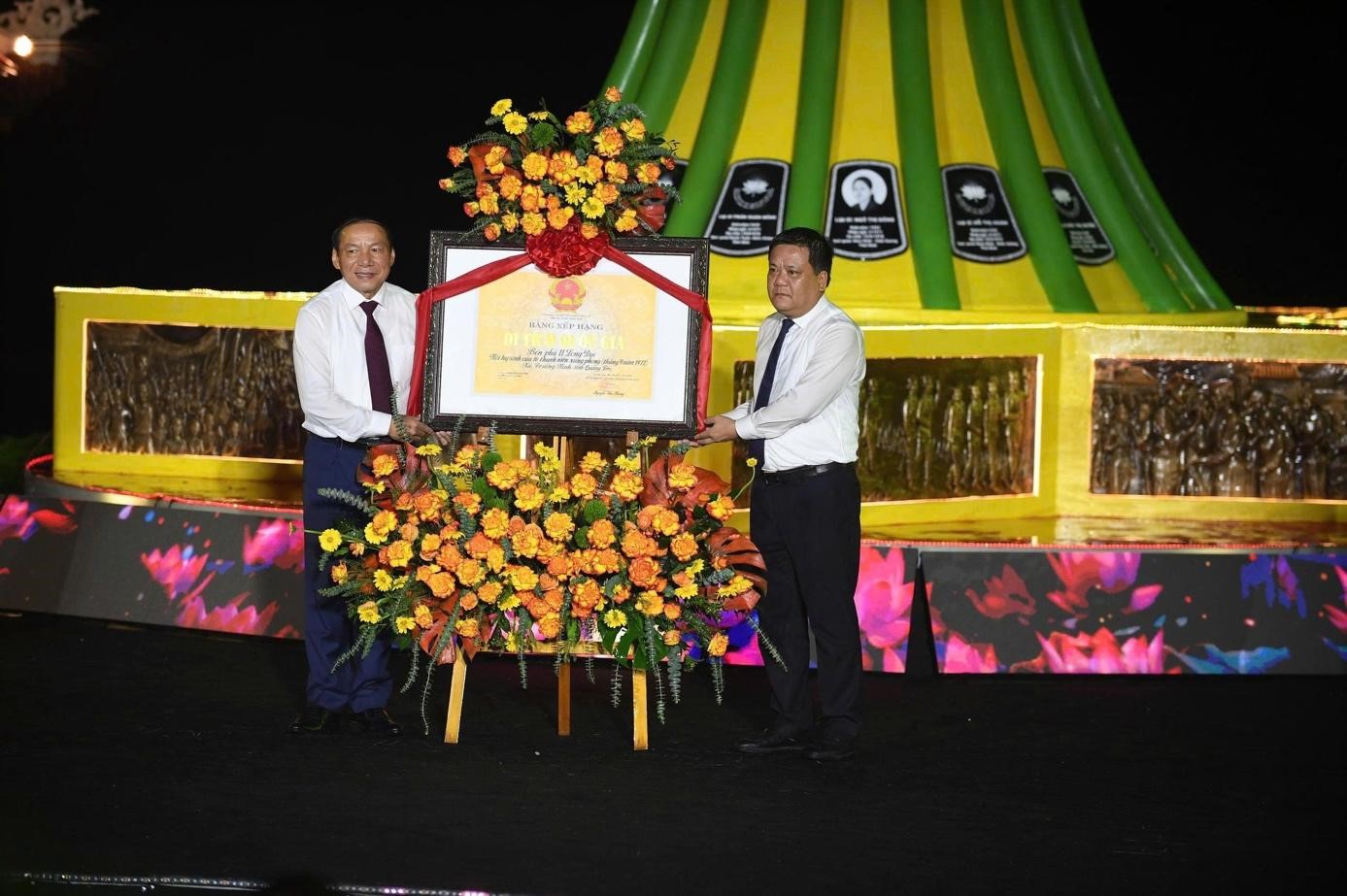 Bộ trưởng Bộ Văn h&oacute;a, Thể thao v&agrave; Du lịch Nguyễn Văn H&ugrave;ng trao Bằng xếp hạng Di t&iacute;ch lịch sử quốc gia cho l&atilde;nh đạo tỉnh Quảng Trị.