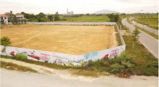 Trụ sở l&agrave;m việc v&agrave; cho thu&ecirc; 05 tầng toạ lạc tr&ecirc;n khu "đ&acirc;́t vàng" di&ecirc;̣n tích&nbsp;9.109 m2, thu&ocirc;̣c trục đường Ng&ocirc; Quy&ecirc;̀n nay đang &ldquo;quay t&ocirc;n&rdquo; bịt kín.