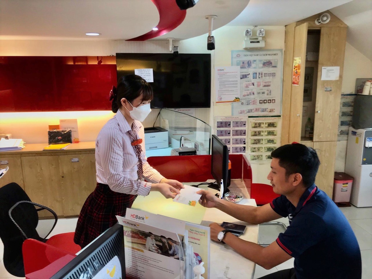 &nbsp;Kh&aacute;ch h&agrave;ng đến nhận ngoại tệ mặt tại quầy giao dịch của HDBank Trường Sơn, c&aacute;ch s&acirc;n bay T&acirc;n Sơn Nhất chỉ 300m