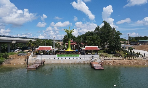 To&agrave;n cảnh Khu tưởng niệm tại bến ph&agrave; II Long Đại