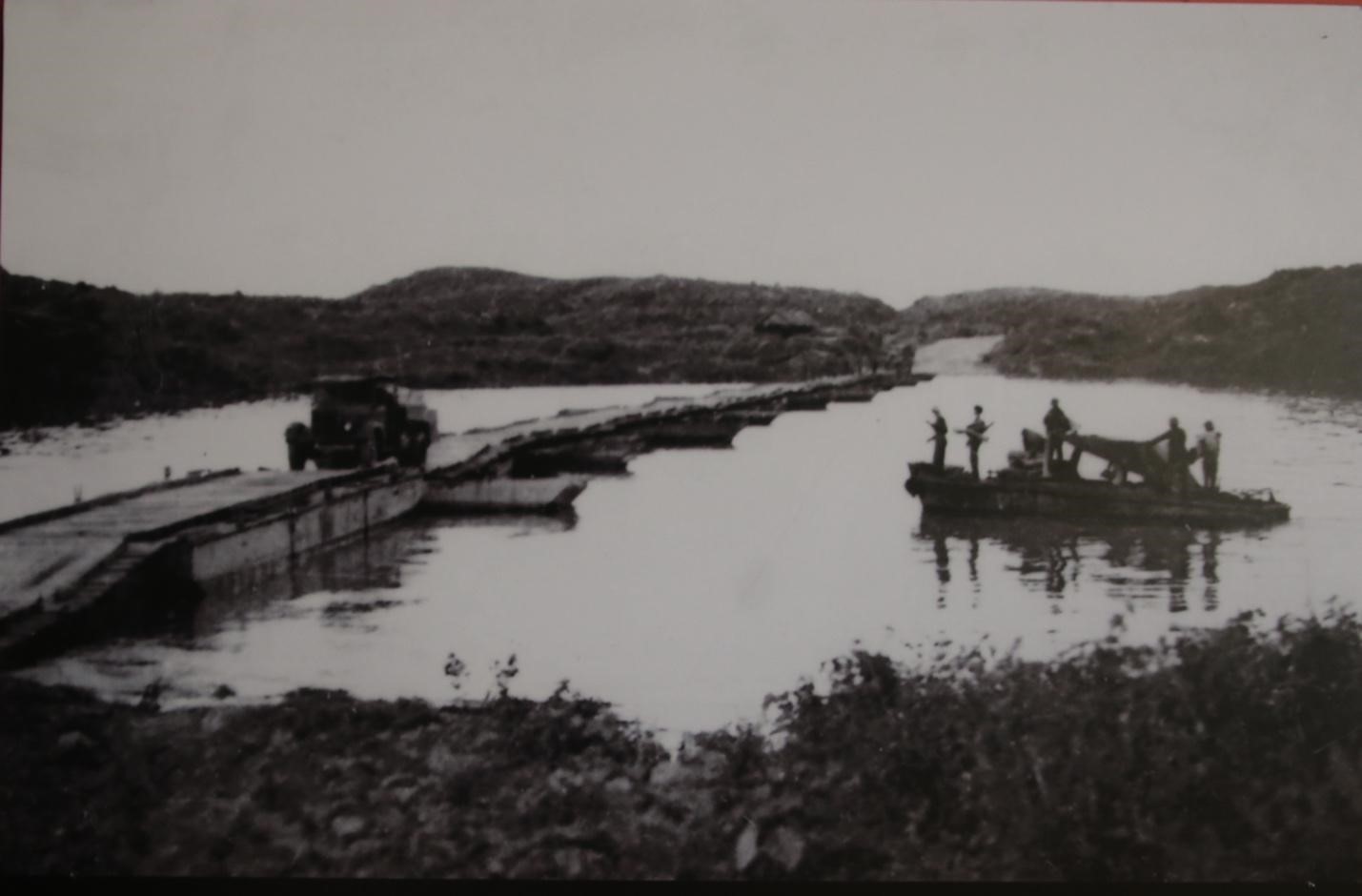 Cầu phao Long Đại, ảnh chụp năm 1972. (Ảnh tư liệu) &nbsp;