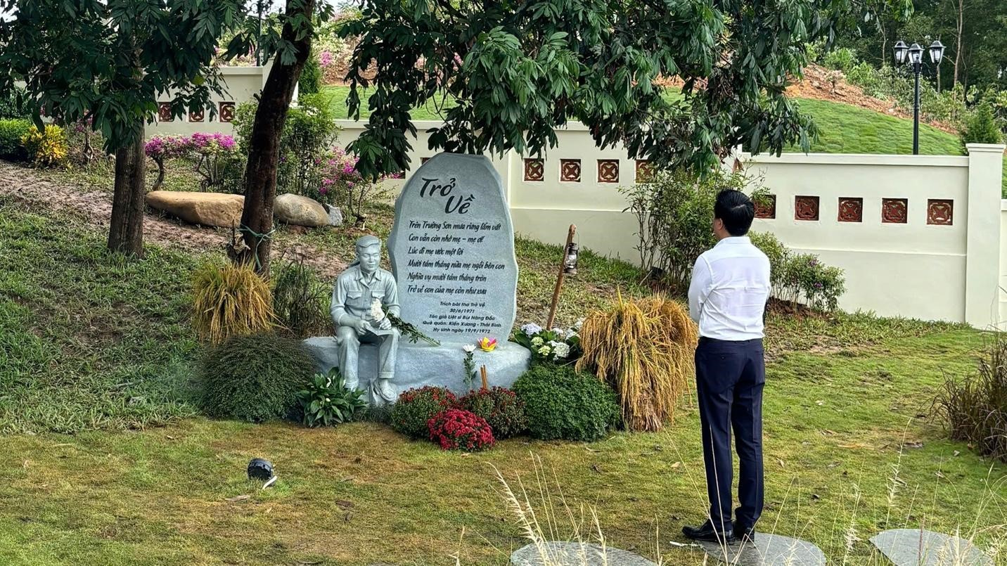 Bức tượng v&agrave; b&agrave;i thơ của liệt sĩ B&ugrave;i Năng Đắc trong khu&ocirc;n vi&ecirc;n khu di t&iacute;ch &nbsp;