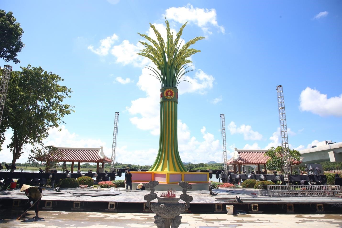 Điểm nhấn l&agrave; Đ&agrave;i tưởng niệm mới, m&ocirc; phỏng h&igrave;nh b&oacute; l&uacute;a gồm 16 b&ocirc;ng cao 16 m&eacute;t tr&ecirc;n khối bệ h&igrave;nh ng&ocirc;i sao &nbsp;