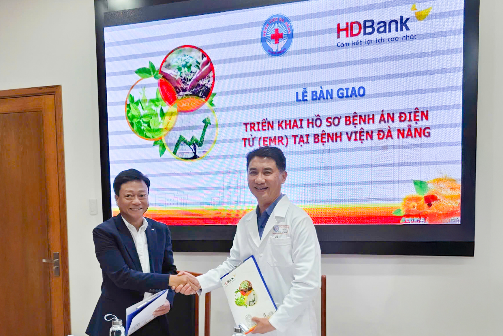 Anh Nguyễn Viết Anh-&nbsp;Gi&aacute;m đốc HDBank Đ&agrave; Nẵng&nbsp;v&agrave; Tiến sĩ B&aacute;c sĩ L&ecirc; Đức Nh&acirc;n- Gi&aacute;m đốc Bệnh viện Đ&agrave; Nẵng tại Lễ b&agrave;n giao triển khai hồ sơ bệnh &aacute;n điện tử (EMR) tại Bệnh viện Đ&agrave; Nẵng, ng&agrave;y 25/9/2025&nbsp;