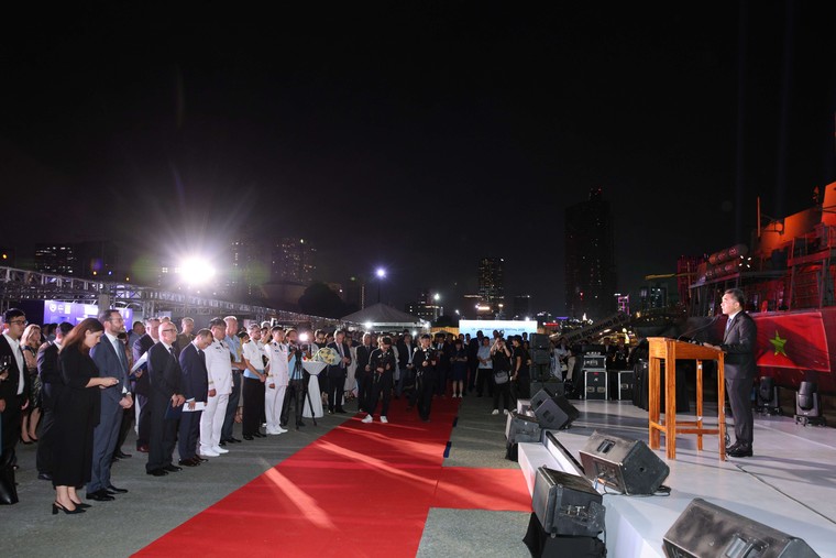 Nh&acirc;n dịp n&agrave;y, Tổng L&atilde;nh sự qu&aacute;n Anh tại TP.HCM đ&atilde; tổ chức Lễ hội m&ugrave;a h&egrave; Vương quốc Anh - Việt Nam 2025 (UK - Vietnam Summer Festival) để ch&agrave;o đ&oacute;n t&agrave;u HMS Richmond cũng như mừng kỷ niệm 15 năm n&acirc;ng cấp quan hệ Đối t&aacute;c Chiến lược Vương quốc Anh - Việt Nam. Chương tr&igrave;nh c&oacute; sự tham dự của đại diện c&aacute;c đại sứ qu&aacute;n, c&aacute;c l&atilde;nh sự qu&aacute;n tại TP.HCM, l&atilde;nh đạo TP.HCM v&agrave; người đứng đầu c&aacute;c doanh nghiệp Anh tại Việt Nam. Ảnh: Nguyễn Ho&agrave;ng.