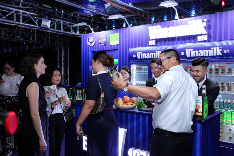 B&ecirc;n cạnh c&aacute;c hoạt động giao lưu văn h&oacute;a v&agrave; tr&igrave;nh diễn nghệ thuật, một chi tiết đặc biệt khiến nhiều kh&aacute;ch mời quốc tế bất ngờ: sản phẩm Vinamilk &ndash; thương hiệu sữa dẫn đầu tại Việt Nam &ndash; được phục vụ như m&oacute;n ẩm thực Việt độc đ&aacute;o tại sự kiện. Ảnh: Nguyễn Ho&agrave;ng.