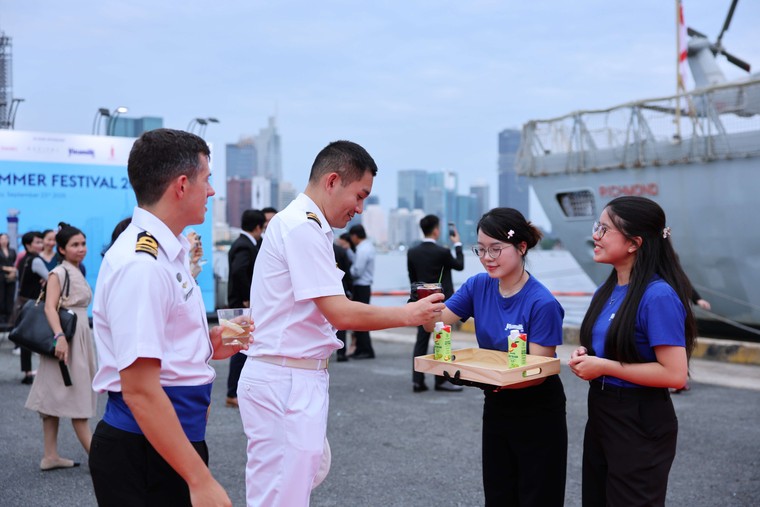 Đắt kh&aacute;ch&rdquo; kh&ocirc;ng k&eacute;m l&agrave; những ly mocktail của nh&agrave; Vinamilk. C&aacute;c sản phẩm nước &eacute;p từ những loại tr&aacute;i c&acirc;y nhiệt đới được biến tấu theo những c&ocirc;ng thức độc đ&aacute;o để giữ trọn hương vị tươi m&aacute;t, trở th&agrave;nh dư vị kh&oacute; qu&ecirc;n trong l&ograve;ng thực kh&aacute;ch quốc tế. Ảnh: Nguyễn Ho&agrave;ng.