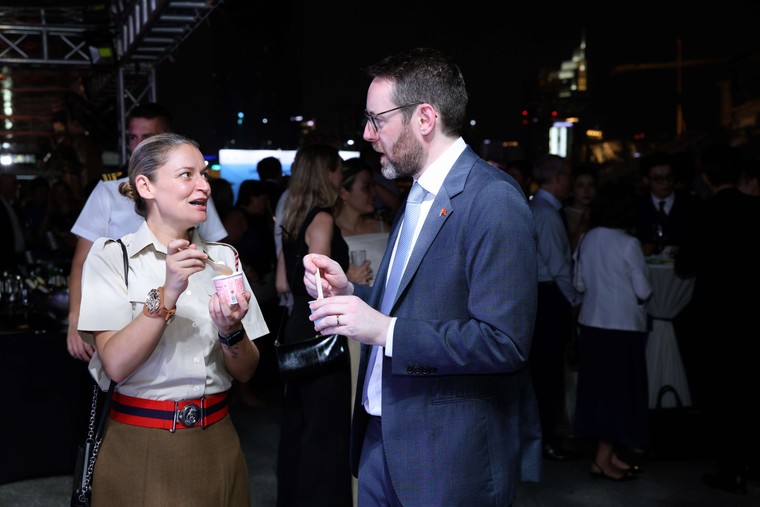 Trong kh&ocirc;ng gian của một sự kiện ngo&agrave;i trời, c&aacute;c sản phẩm kem gelato Vinamilk l&agrave; lựa chọn được săn đ&oacute;n nhiều nhất. Lấy cảm hứng từ m&oacute;n kem trứ danh của &Yacute;, gelato chinh phục khẩu vị của nhiều kh&aacute;ch quốc tế ngay từ c&aacute;i chạm đầu ti&ecirc;n nhờ chất kem dẻo mềm, quyện đặc, k&eacute;o s&aacute;nh. Ảnh: Nguyễn Ho&agrave;ng.