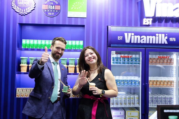 &ldquo;Đ&acirc;y l&agrave; lần đầu ti&ecirc;n t&ocirc;i được nếm thử kem gelato của Vinamilk. Phải n&oacute;i l&agrave; cực kỳ ngon v&agrave; sảng kho&aacute;i, đặc biệt l&agrave; trong những đ&ecirc;m thời tiết n&oacute;ng thế n&agrave;y&rdquo;, &ocirc;ng Sam Wood &ndash; Gi&aacute;m đốc mảng Xuất khẩu khu vực ch&acirc;u &Aacute; &ndash; Th&aacute;i B&igrave;nh Dương, Tổng L&atilde;nh sự qu&aacute;n Anh tại TP.HCM chia sẻ. Ảnh: Nguyễn Ho&agrave;ng.