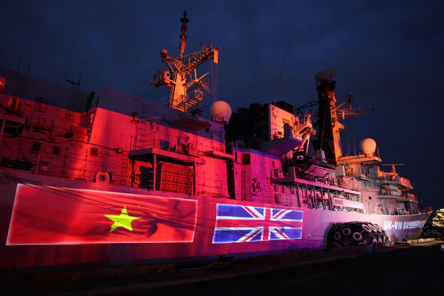 Cập cảng Nh&agrave; Rồng (TP.HCM) s&aacute;ng ng&agrave;y 22/09/2025, t&agrave;u hộ vệ đa nhiệm HMS Richmond của Hải qu&acirc;n Ho&agrave;ng gia Anh, bắt đầu chuyến thăm hữu nghị TP.HCM. Chuyến thăm diễn ra đ&uacute;ng dịp Anh v&agrave; Việt Nam kỷ niệm 15 năm thiết lập quan hệ Đối t&aacute;c Chiến lược, nhấn mạnh cam kết ngoại giao v&agrave; sự củng cố hợp t&aacute;c an ninh, quốc ph&ograve;ng. Ảnh: Nguyễn Ho&agrave;ng.