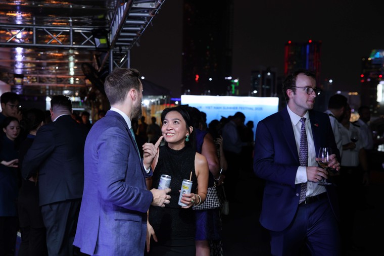 Được l&ecirc;n men chậm từ l&aacute; tr&agrave; xanh hữu cơ theo c&aacute;ch ủ truyền thống trong 6 th&aacute;ng d&agrave;i, tr&agrave; kombucha HAYĐẤY nhanh ch&oacute;ng lấy l&ograve;ng những vị kh&aacute;ch y&ecirc;u th&iacute;ch đồ uống tốt cho sức khỏe (wellness drink). Hương tr&agrave; ng&agrave;o ngạt, lại c&oacute; gaz v&agrave; vị chua nhẹ ưng &yacute; của những lon kombucha trở th&agrave;nh &ldquo;chất x&uacute;c t&aacute;c&rdquo; th&uacute; vị cho những c&acirc;u chuyện kết nối quốc tế. Ảnh: Nguyễn Ho&agrave;ng.