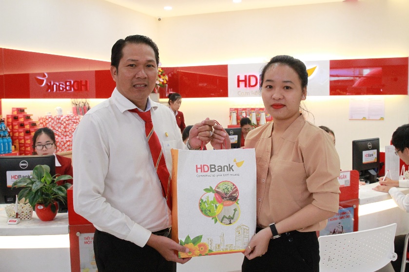 Nh&acirc;n dịp khai trương trụ sở mới, HDBank Minh Diệu d&agrave;nh tặng những kh&aacute;ch h&agrave;ng địa phương tới giao dịch nhiều phần qu&agrave; hấp dẫn, thiết thực.