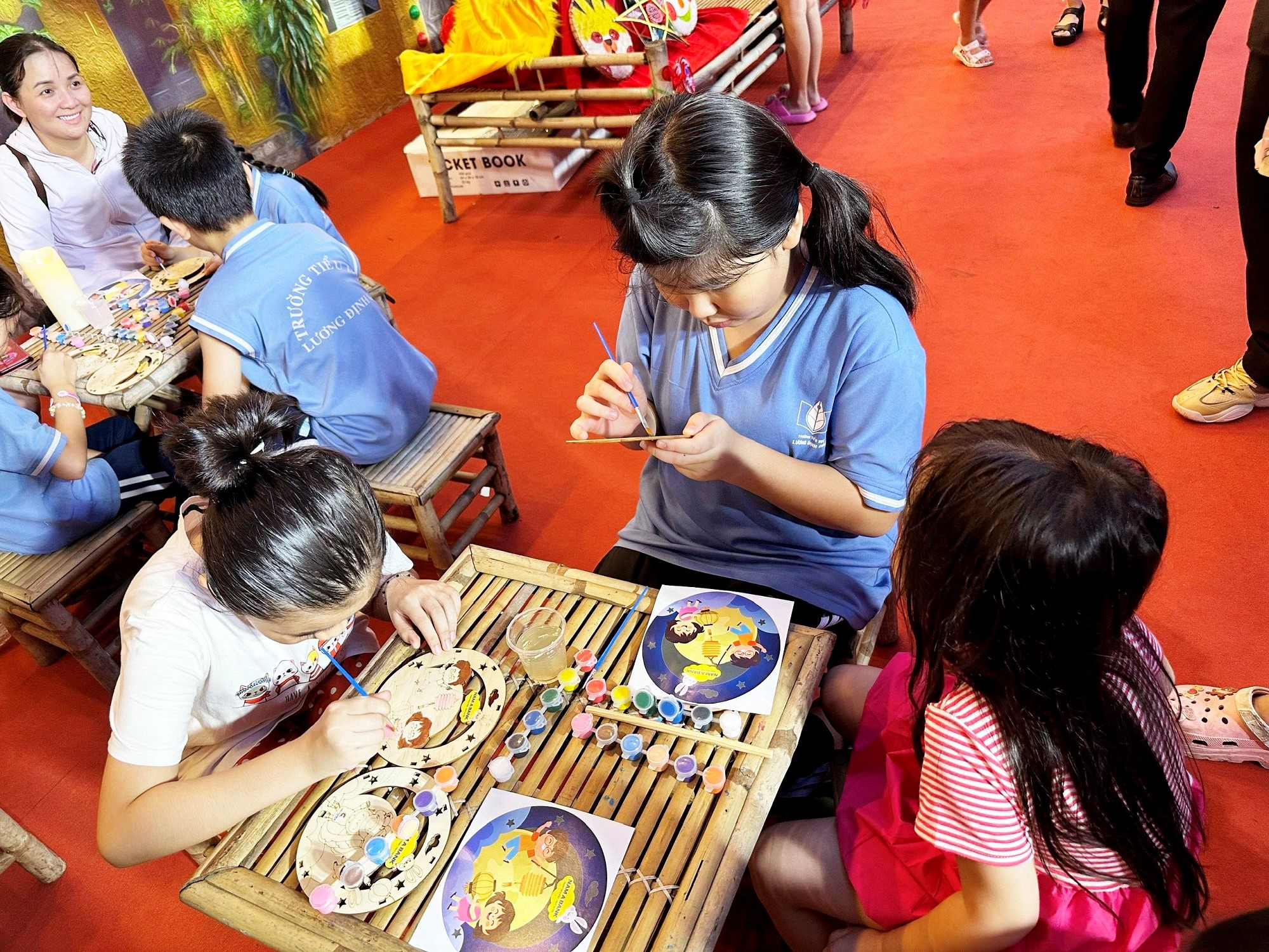 C&aacute;c em nhỏ l&agrave; con em của kh&aacute;ch h&agrave;ng v&agrave; CBNV chăm ch&uacute; &ldquo;T&ocirc; trăng v&agrave;ng, vẽ hạnh ph&uacute;c&rdquo; tại Phố lồng đ&egrave;n Nam A Bank.