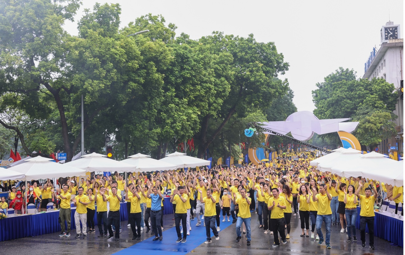 CBNV, người th&acirc;n, đối t&aacute;c, kh&aacute;ch h&agrave;ng của PVcomBank chung sắc &aacute;o v&agrave;ng, l&agrave;m n&ecirc;n một h&agrave;nh tr&igrave;nh mạnh mẽ quyết t&acirc;m tr&ecirc;n cả nước