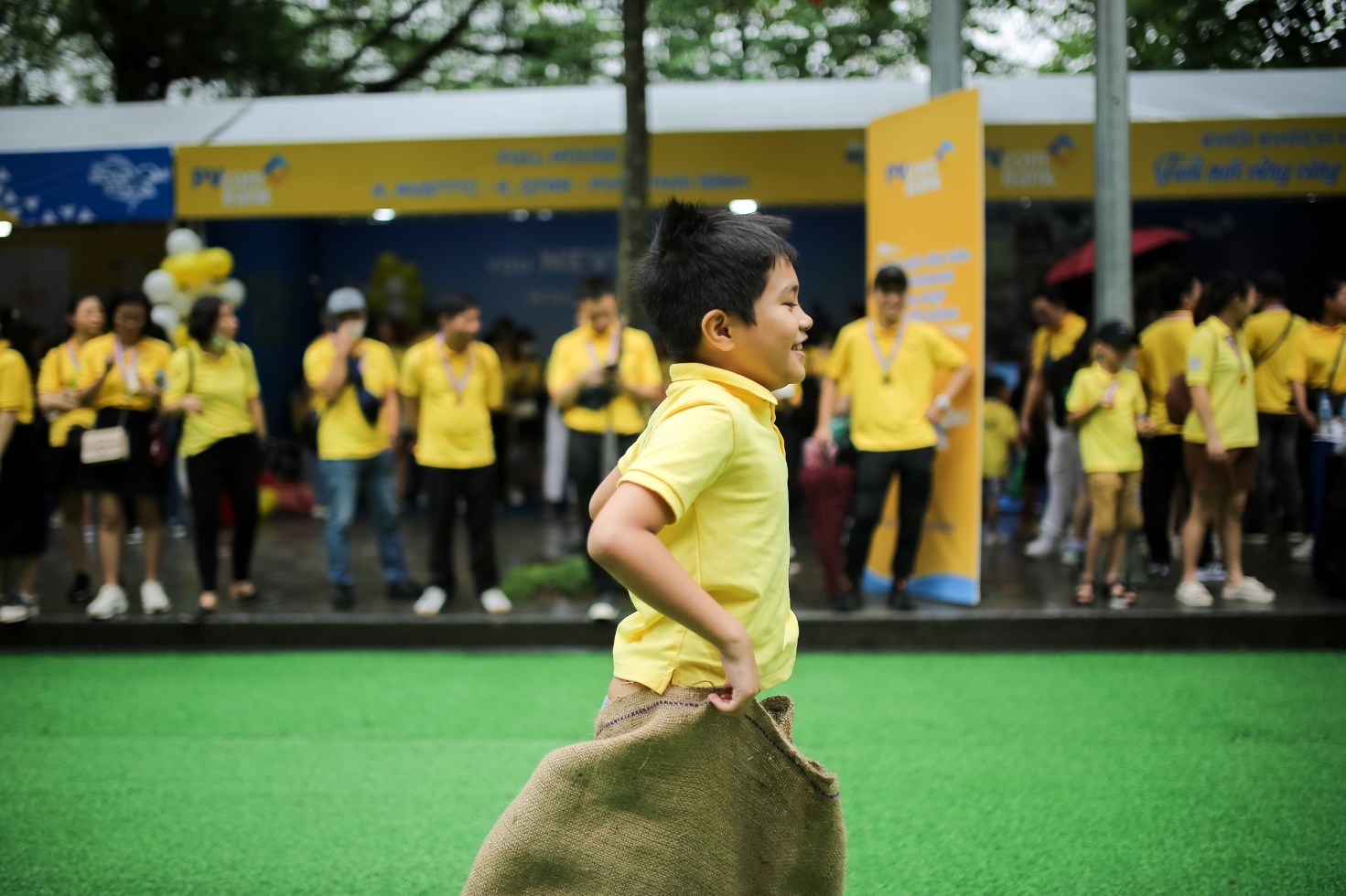 Khu tr&ograve; chơi d&acirc;n gian thu h&uacute;t đ&ocirc;ng đảo người tham gia trải nghiệm