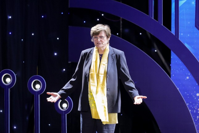 "Mẹ đẻ&rdquo; của vaccine mRNA ngừa Covid-19 khẳng định: &ldquo;Từ VinFuture, c&aacute;c nh&agrave; khoa học thế giới đ&atilde; hiểu hơn về một Việt Nam đang mạnh mẽ vươn ra quốc tế".