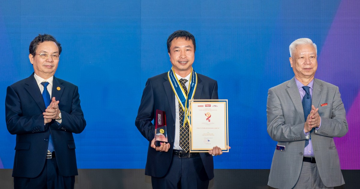 &Ocirc;ng Nguyễn Th&aacute;i H&agrave;, Tổng Gi&aacute;m đốc T&amp;T Energy đại diện doanh nghiệp nhận giải thưởng Thương hiệu mạnh tăng trưởng xanh 2025 tại Diễn đ&agrave;n kinh tế mới 2025