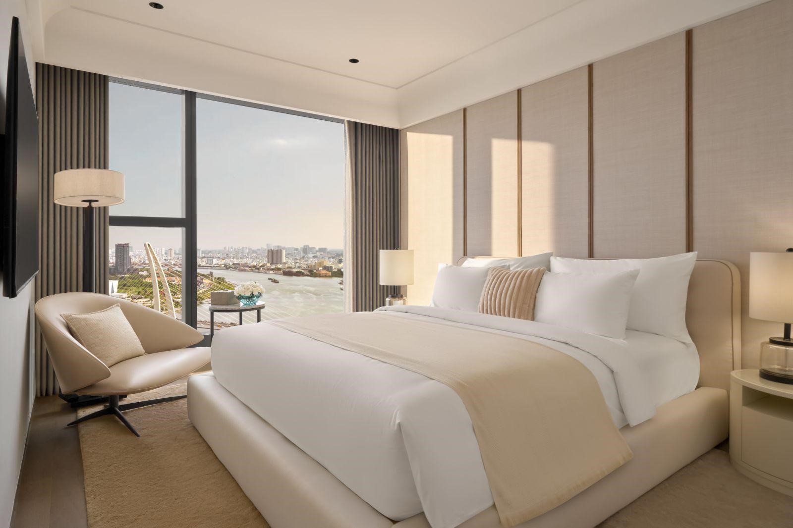 Sự giao h&ograve;a giữa vị tr&iacute; lịch sử v&agrave; thương hiệu to&agrave;n cầu đ&atilde; kiến tạo n&ecirc;n nền tảng vững chắc cho gi&aacute; trị trường tồn của BĐS h&agrave;ng hiệu. Sở hữu căn hộ tại Grand Marina, Saigon (ảnh) ch&iacute;nh l&agrave; sở hữu di sản vượt thời gian, t&agrave;i sản độc bản của giới thượng lưu.