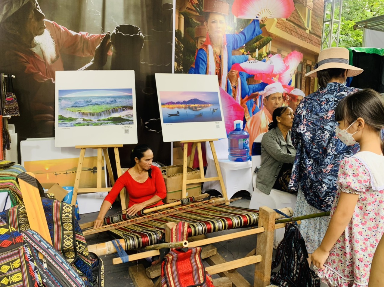 C&aacute;c nghệ nh&acirc;n Raglai biểu diễn dệt thổ cẩm Mỹ Nghiệp truyền thống tại Ng&agrave;y văn h&oacute;a &ndash; Du lịch Ninh Thuận tại H&agrave; Nội.