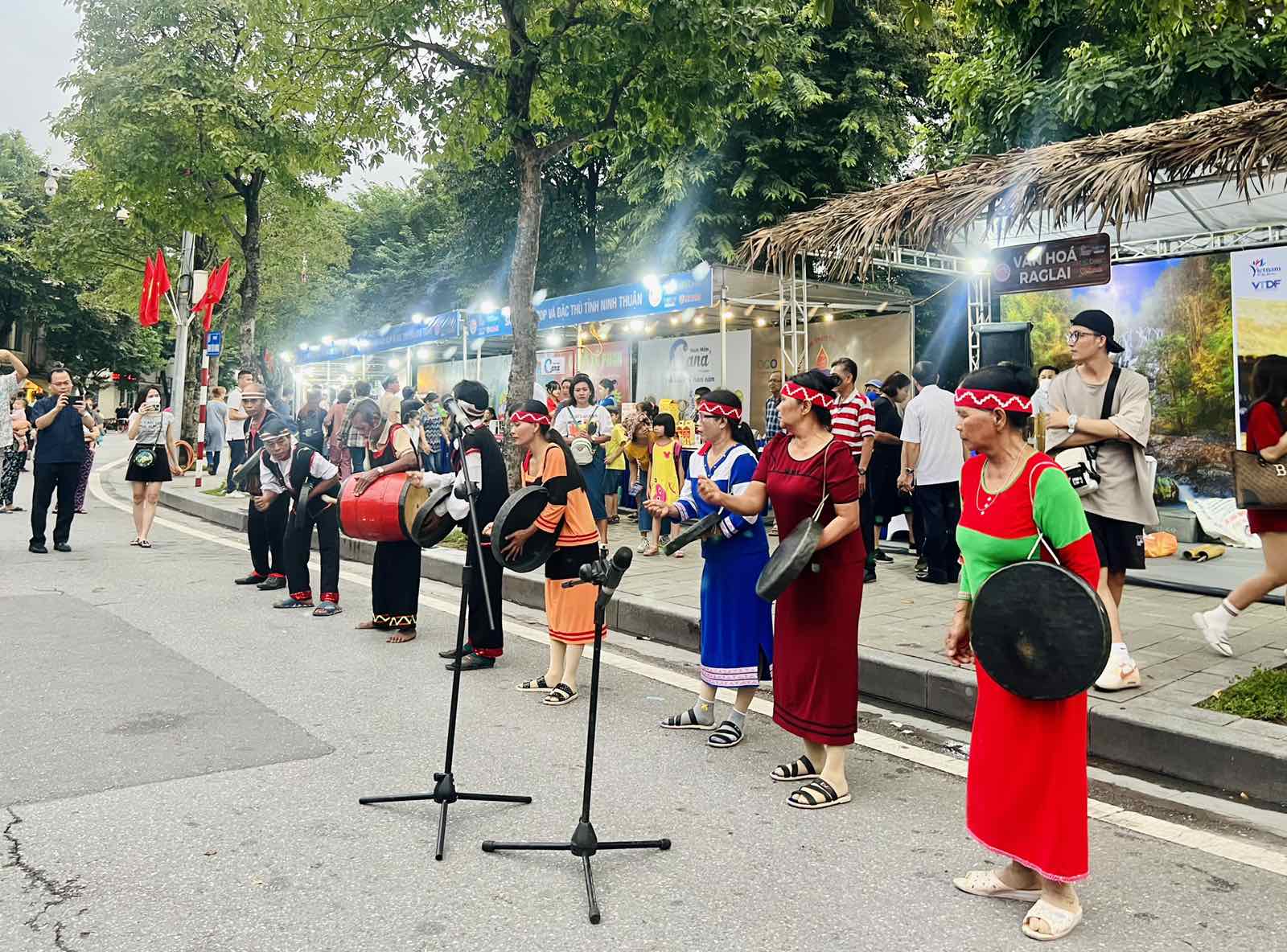 Du kh&aacute;ch H&agrave; Nội th&iacute;ch th&uacute; với từng điệu m&uacute;a, từng tiếng trống đậm chất văn h&oacute;a Chăm Ninh Thuận.