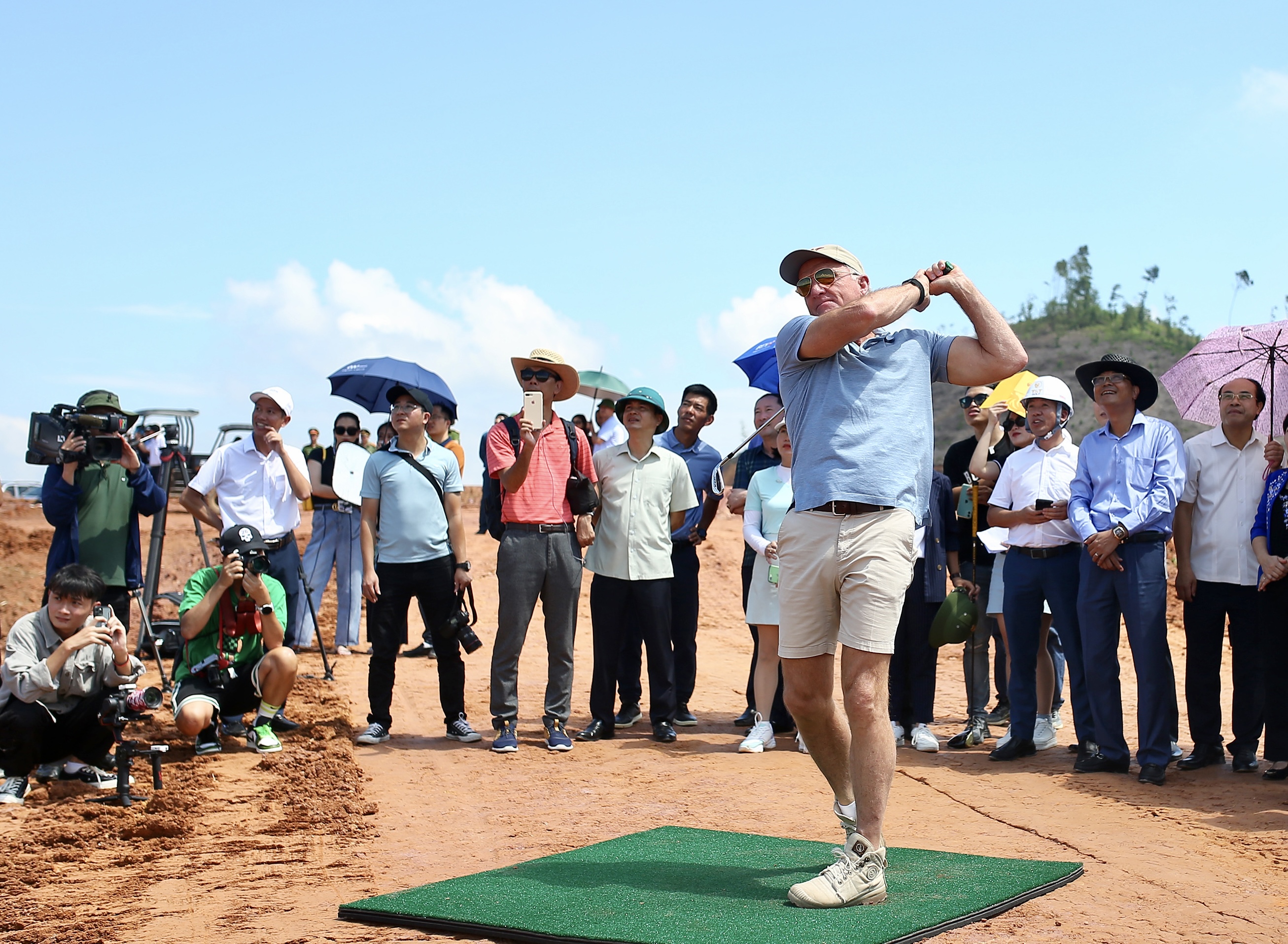Huyền thoại Greg Norman thực hiện c&uacute; swing đầu ti&ecirc;n tại s&acirc;n golf Văn Lang Empire