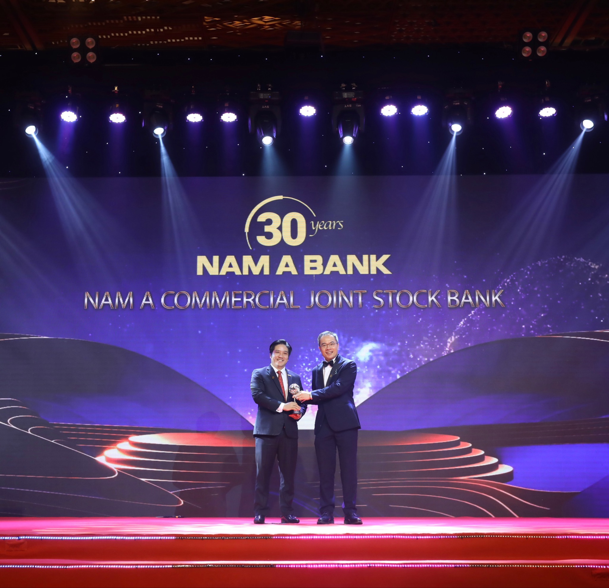 Đại diện Nam A Bank, &Ocirc;ng Trần Khải Ho&agrave;n - Ph&oacute; Tổng Gi&aacute;m đốc thường trực vinh dự nhận giải thưởng từ Ban tổ chức.