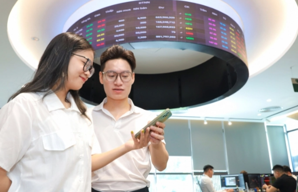 L&atilde;i suất tiết kiệm si&ecirc;u thấp, điểm t&ecirc;n loạt cổ phiếu cổ tức cao vượt trội