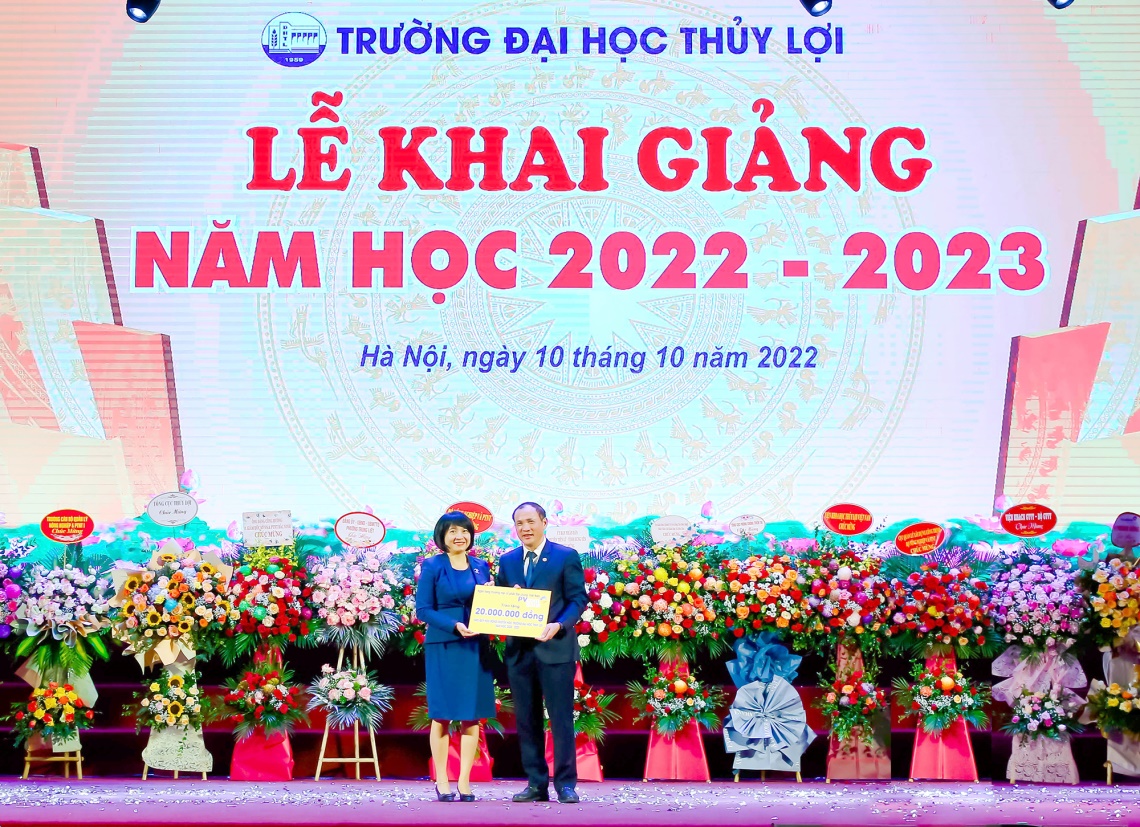 B&agrave; Nguyễn Th&uacute;y Hạnh (Gi&aacute;m đốc Khối KHCN PVcomBank) trao học bổng cho đại diện Ban Gi&aacute;m hiệu Trường ĐH Thủy lợi