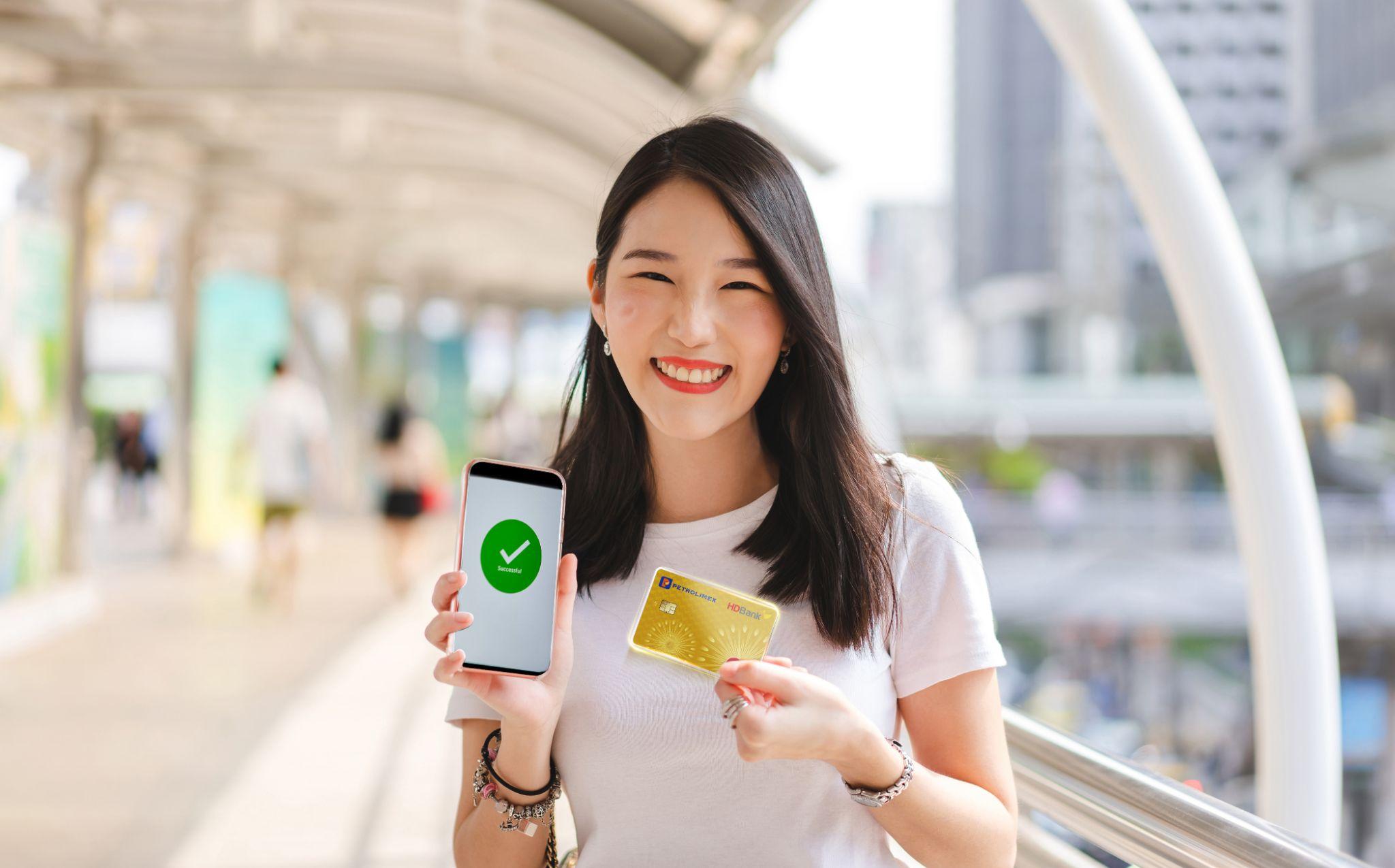 Si&#234;u thẻ HDBank Petrolimex 4 trong 1 tạo ấn tượng với tốc độ cấp thẻ cực nhanh - Ảnh 1