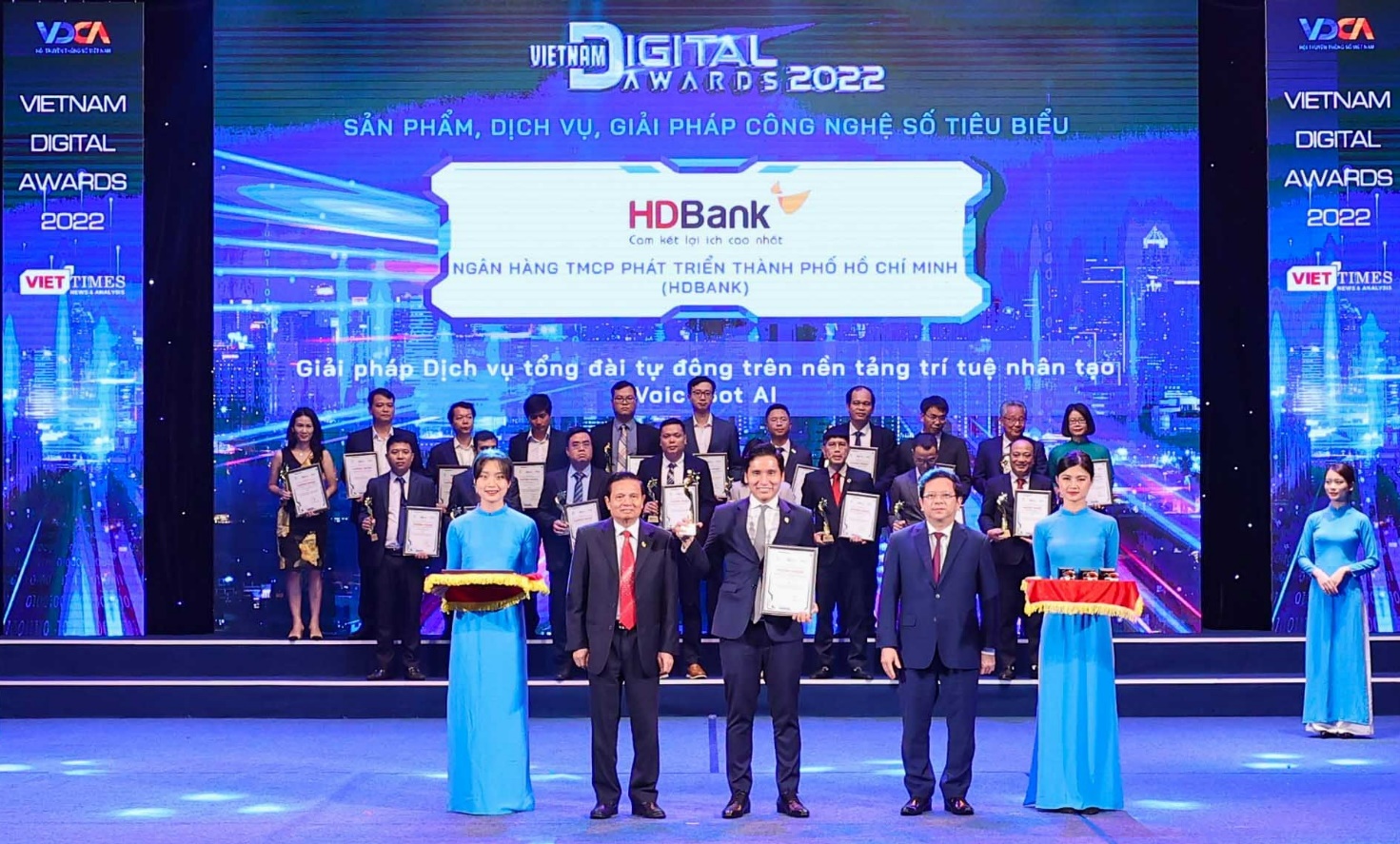 &Ocirc;ng Nguyễn Đức Dũng- Ph&oacute; Gi&aacute;m đốc Trung t&acirc;m Chuyển đổi số HDBank (DTC)- đại diện HDBank- nhận Giải