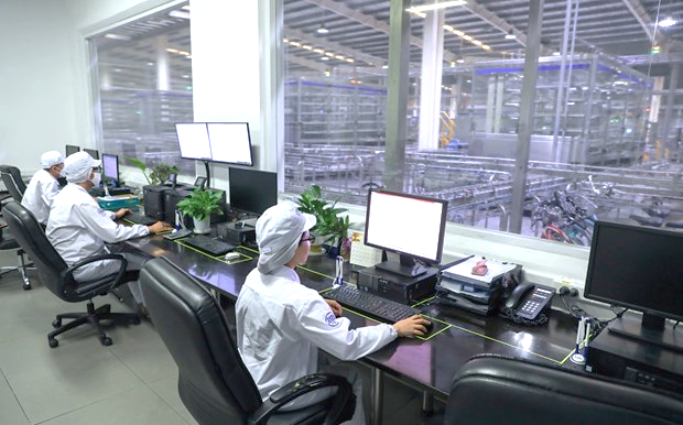 C&aacute;c nh&agrave; m&aacute;y của Vinamilk đều c&oacute; t&iacute;nh tự động h&oacute;a, quản l&yacute; trung t&acirc;m, gi&uacute;p n&acirc;ng cao chất lượng sản phẩm, tối ưu h&oacute;a sản xuất