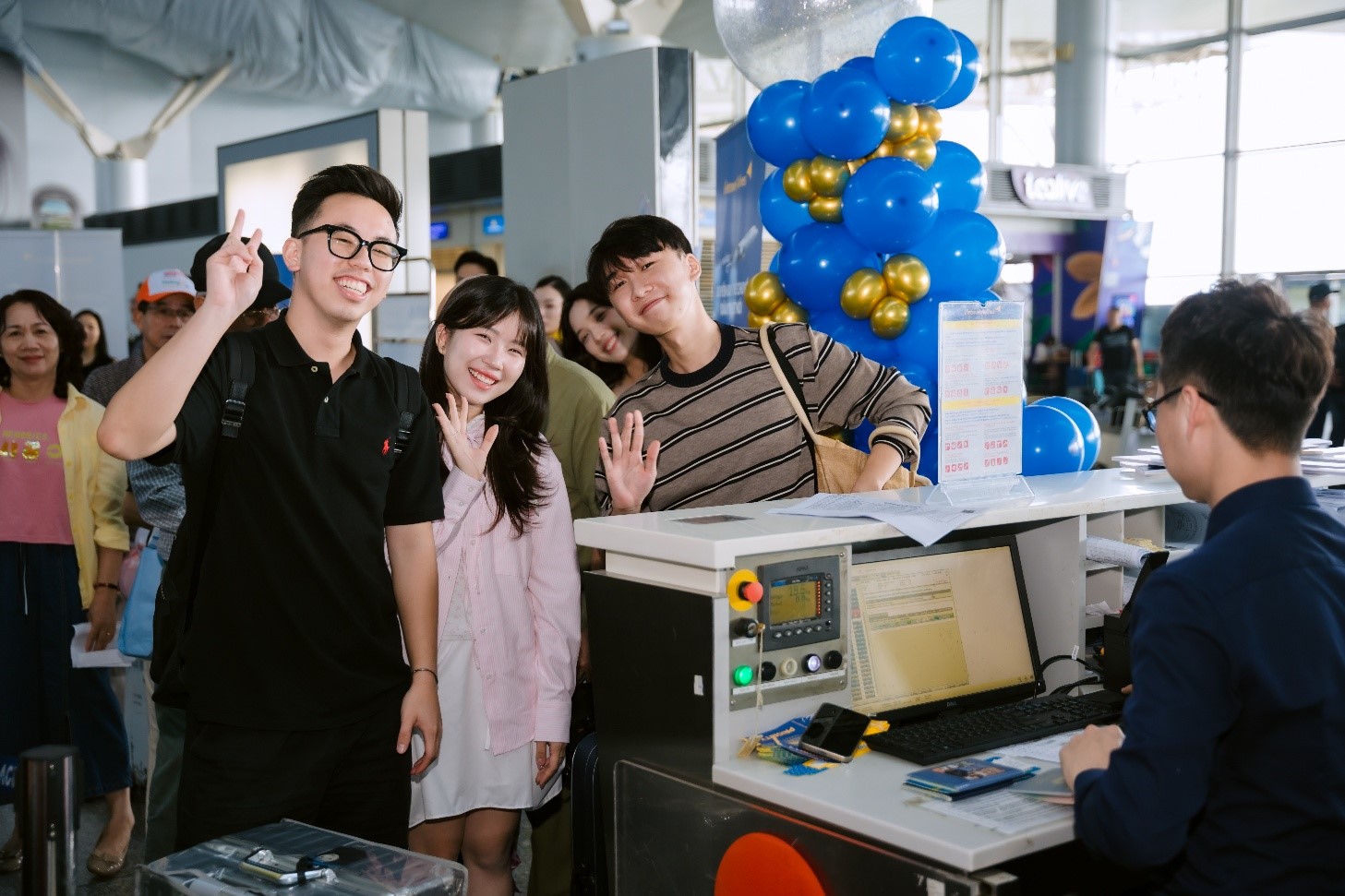 H&agrave;nh kh&aacute;ch phấn khởi trước chuyến bay đến Ho&agrave;ng Sơn &nbsp;