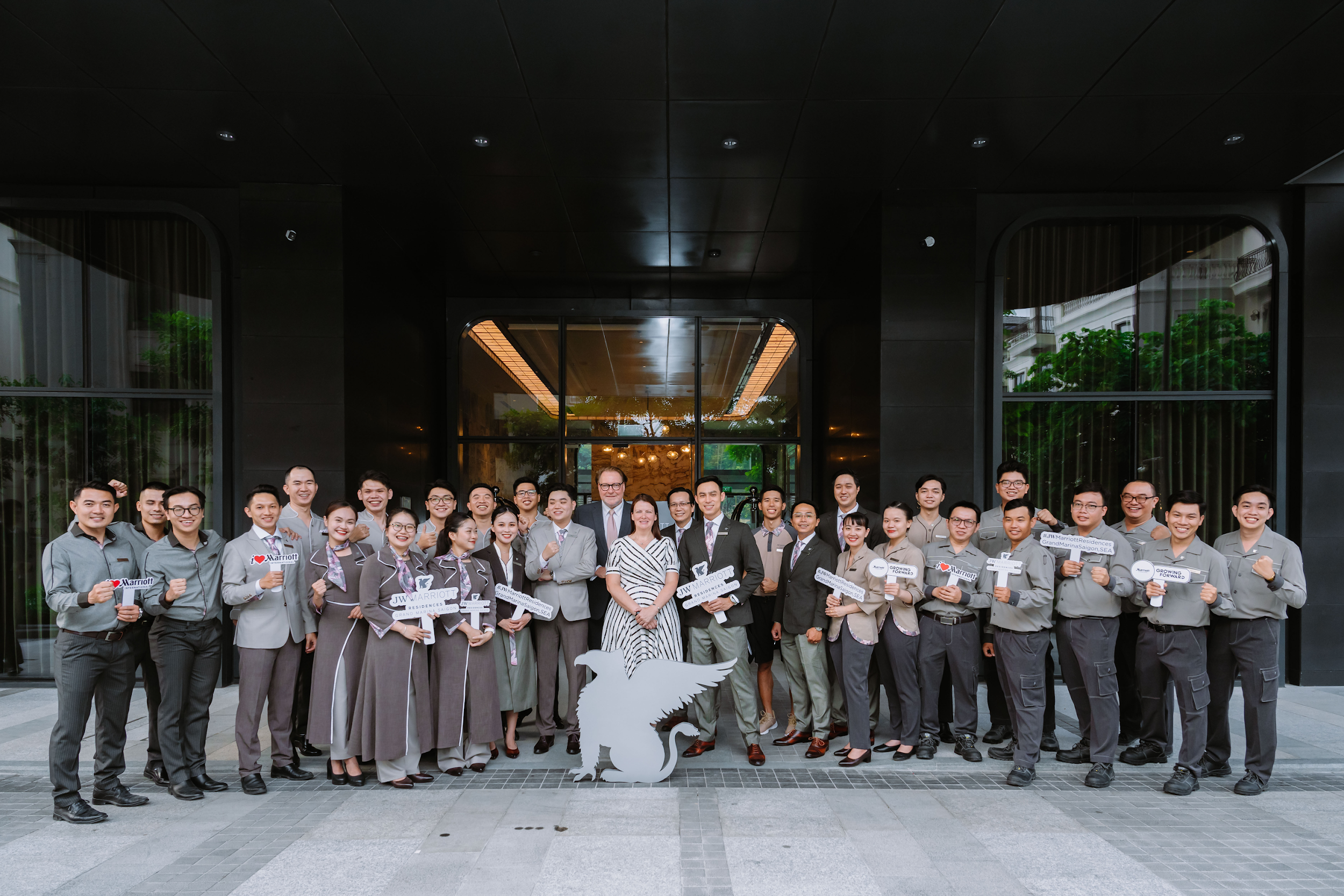 Đồng h&agrave;nh c&ugrave;ng cư d&acirc;n l&agrave; đội ngũ quản gia Marriott - những người được đ&agrave;o tạo chuy&ecirc;n s&acirc;u, mang đến dịch vụ c&aacute; nh&acirc;n h&oacute;a nhằm gi&uacute;p chủ nh&acirc;n to&agrave;n t&acirc;m d&agrave;nh thời gian cho những điều quan trọng: c&ocirc;ng việc, gia đ&igrave;nh hay bản th&acirc;n.