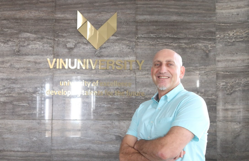 Ch&acirc;n dung TS. Jason Picard