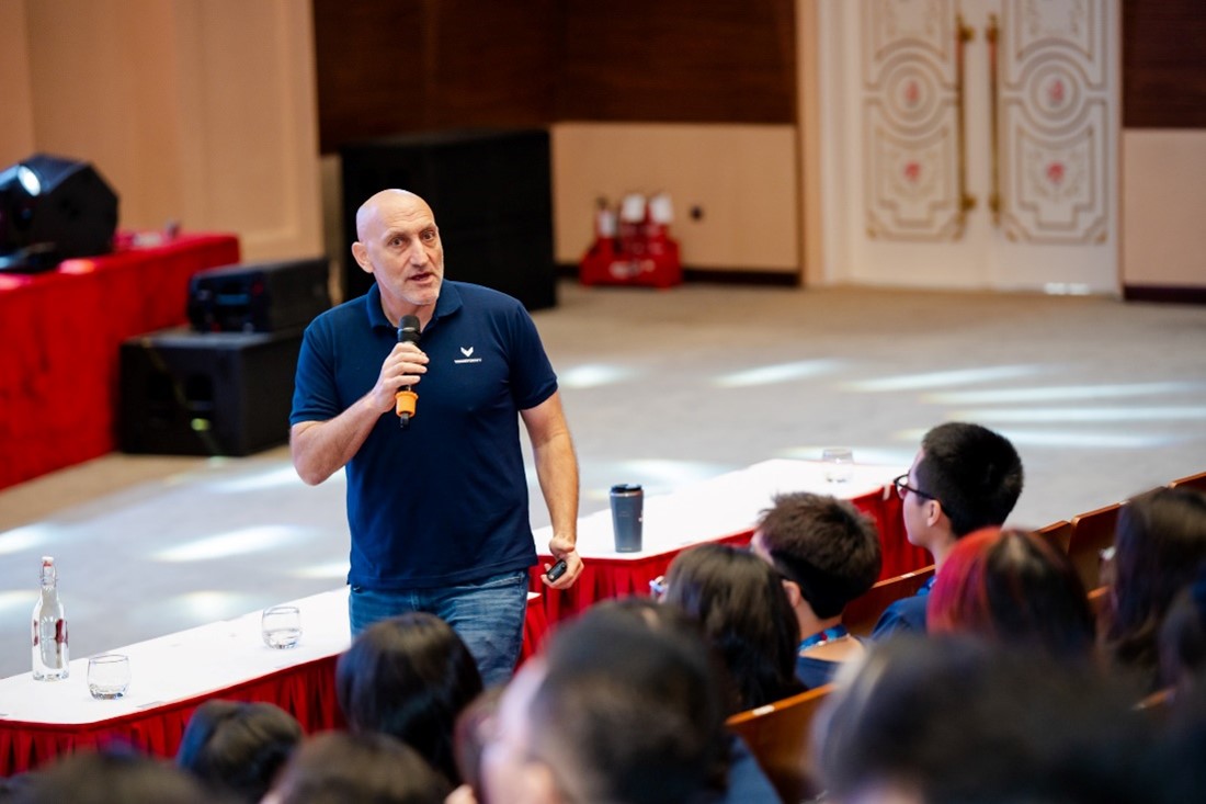 Thầy Jason lu&ocirc;n nỗ lực mang đến những b&agrave;i giảng sinh động nhất cho sinh vi&ecirc;n