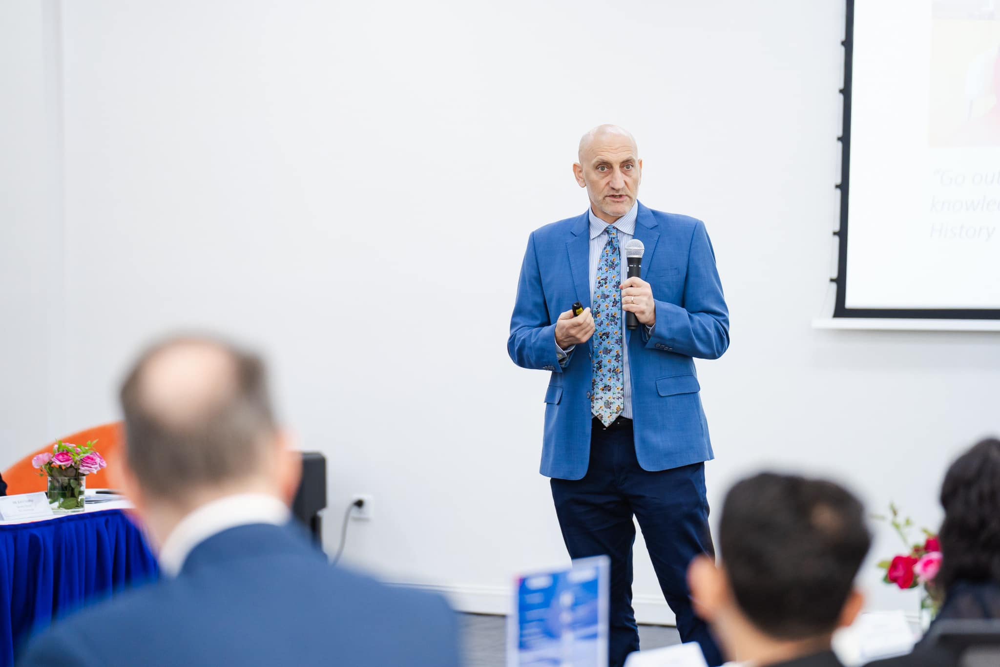 &nbsp;Lớp học lịch sử của thầy Jason lu&ocirc;n diễn ra trong kh&ocirc;ng kh&iacute; s&ocirc;i nổi