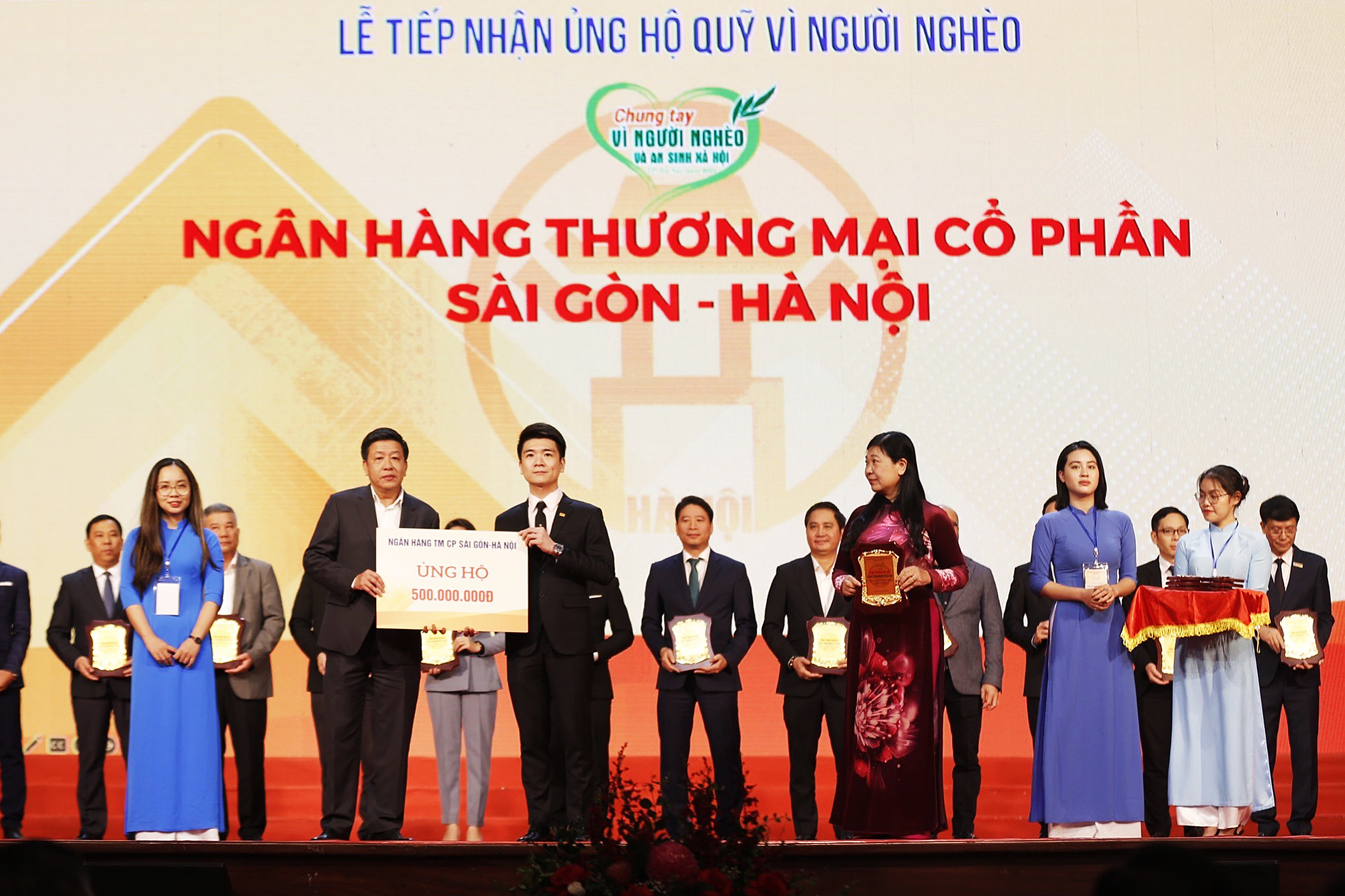 Th&agrave;nh vi&ecirc;n HĐQT ki&ecirc;m PTGĐ Đỗ Quang Vinh đại diện SHB ủng hộ 500 triệu đồng cho quỹ V&igrave; người ngh&egrave;o th&agrave;nh phố H&agrave; Nội
