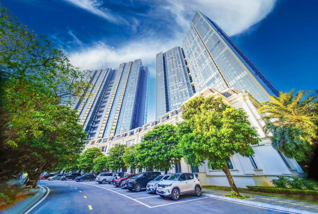 Khung cảnh đường dạo bộ ngập tr&agrave;n sắc xanh tại Sunshine City