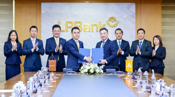 &Ocirc;ng Hồ Nam Tiến &ndash; Tổng Gi&aacute;m đốc LPBank (b&ecirc;n tr&aacute;i) v&agrave; &ocirc;ng Nguyễn Đ&igrave;nh Trung &ndash; Chủ tịch Tập đo&agrave;n Hưng Thịnh (b&ecirc;n phải) thực hiện k&yacute; kết hợp đồng t&iacute;n dụng.