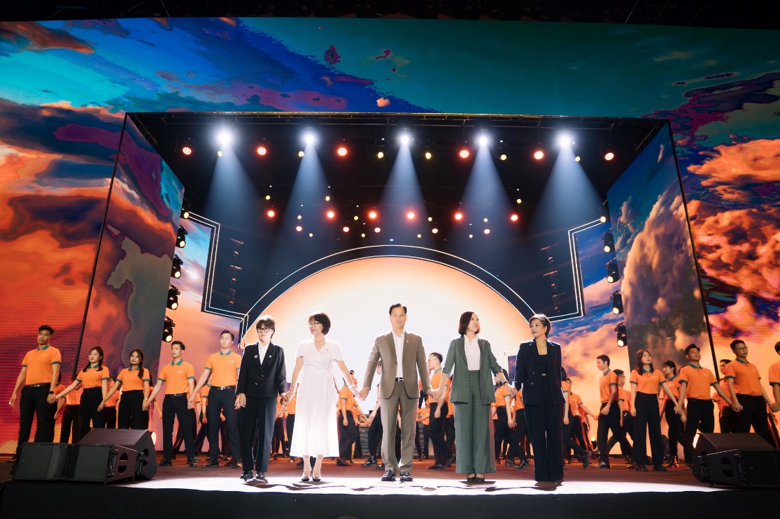 Khoảnh khắc người nh&agrave; Cen c&ugrave;ng gắn kết v&agrave; tỏa s&aacute;ng b&ecirc;n nhau