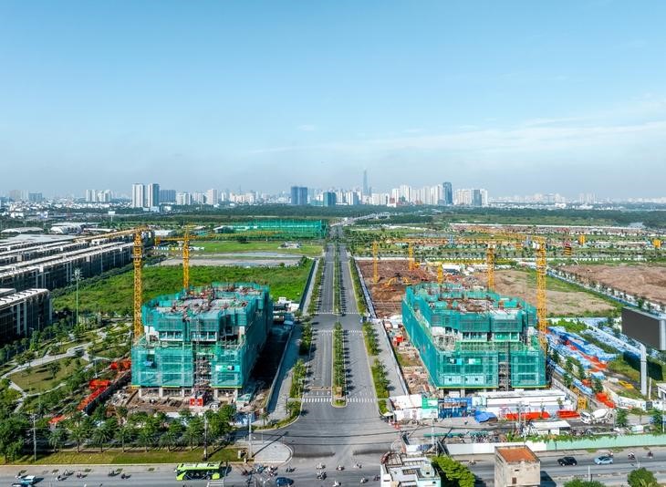 Đoạn đường Li&ecirc;n Phường giao với đoạn đường Đỗ Xu&acirc;n Hợp, mở ra tuyến giao th&ocirc;ng mới cho khu đ&ocirc;ng TP - Ảnh: Hiếu Giang