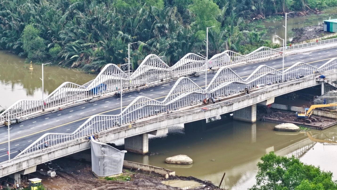 Cầu bắc qua rạch Mương Kinh kết nối giao th&ocirc;ng với trục ch&iacute;nh v&agrave;o Khu li&ecirc;n hợp thể dục thể thao quốc gia Rạch Chiếc đ&atilde; ho&agrave;n th&agrave;nh - Ảnh: Trần &Uacute;t