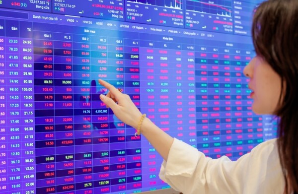 Chứng kho&aacute;n giảm s&acirc;u, nh&agrave; đầu tư tay ngang c&oacute; n&ecirc;n 'all-in' bắt đ&aacute;y?